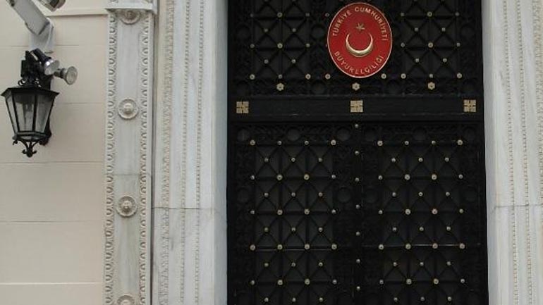 Aνάρτησαν πανό στην τουρκική πρεσβεία