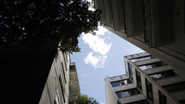 «Παγώνουν» για ένα μήνα πλειστηριασμοί και κατασχέσεις