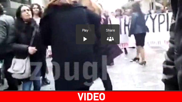 Ένταση μεταξύ καταναλώτριας και διαδηλωτών για τα ανοιχτά καταστήματα