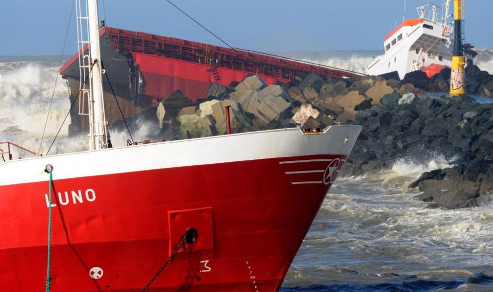 Πλοίο κόπηκε στα δύο