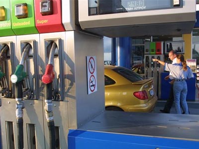 Μειώθηκε κατά 20 λεπτά το λίτρο η μέση τιμή της αμόλυβδης το 2014