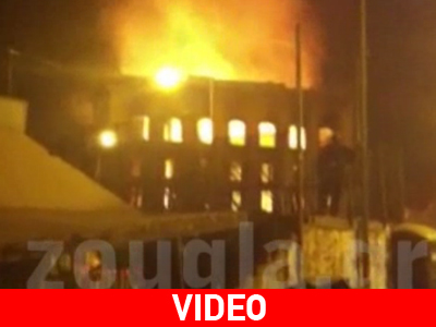 Πλάνα από τη μεγάλη φωτιά σε νεοκλασικό στα Καμίνια