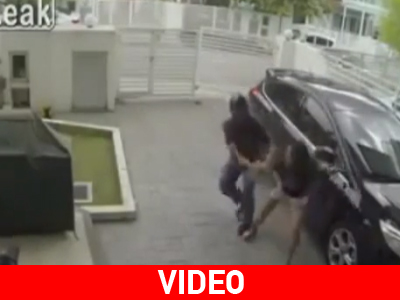 Γυναίκα έσπασε στο ξύλο τον τσαντάκια ! Γυναίκα έσπασε στο ξύλο τον τσαντάκια !