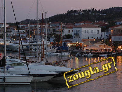 Σπέτσες: Τα ουζάκια των Νιάρχων και η οικογενειακή βόλτα Λαυρεντιάδη