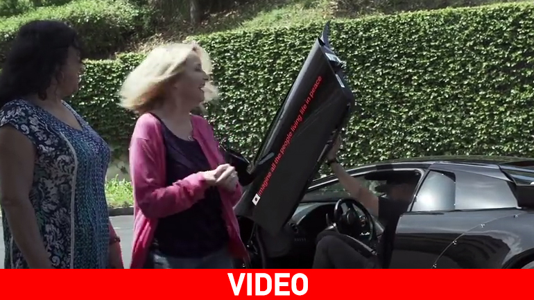 H αντίδραση ηλικιωμένων γυναικών όταν κάνουν βόλτα με Lamborghini