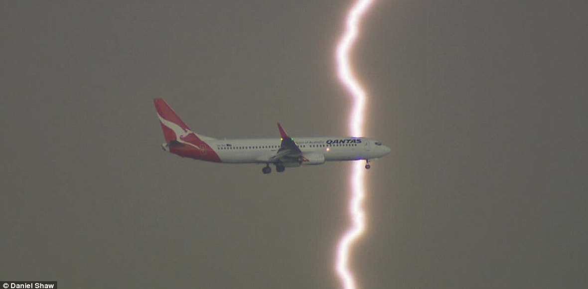 Αστραπή περνά ξυστά από αεροσκάφος….