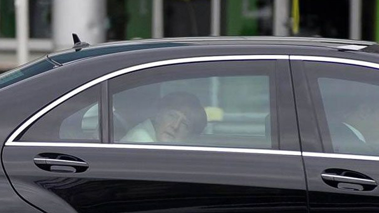 Η... αφηρημένη Μέρκελ στην αυτοκινητοπομπή