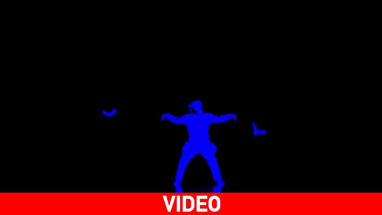 Κλείνουν τα φώτα και ένα εντυπωσιακό show ξεκινά…