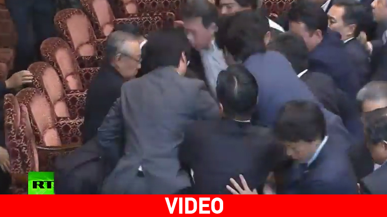 Iαπωνία: Απίστευτο ξύλο στη Βουλή