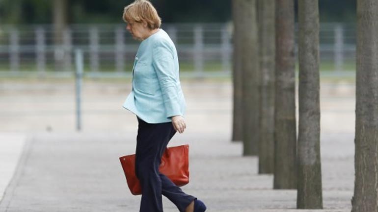 Monde: Η Μέρκελ δεν θέλει να μείνει στην Ιστορία ως ο νεκροθάφτης της Ελλάδας