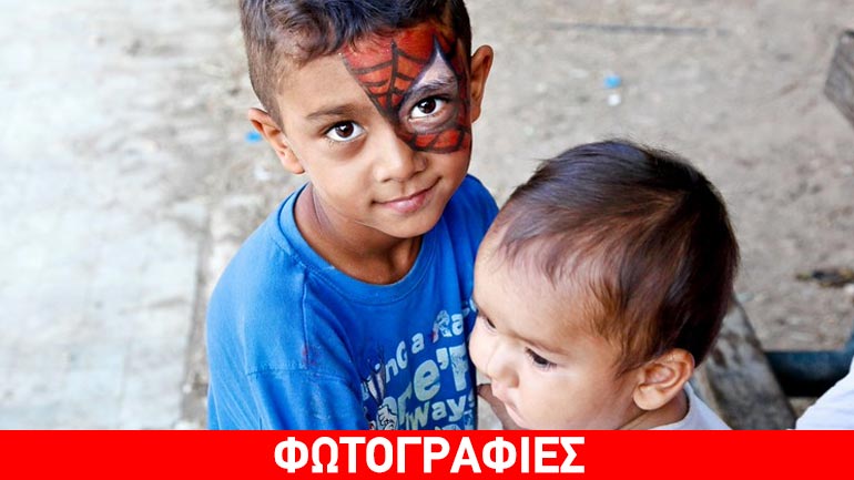 Σκηνές στον δρόμο με τα αγάλματα των ηρώων του ’21