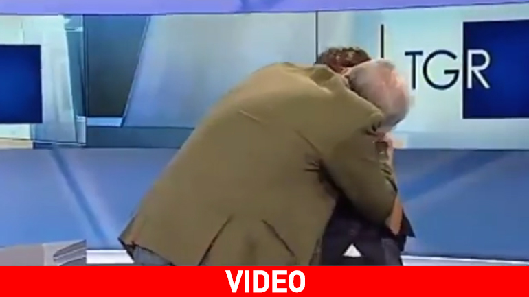 Ιταλίδα παρουσιάστρια δέχεται το παθιασμένο φιλί του καλεσμένου της