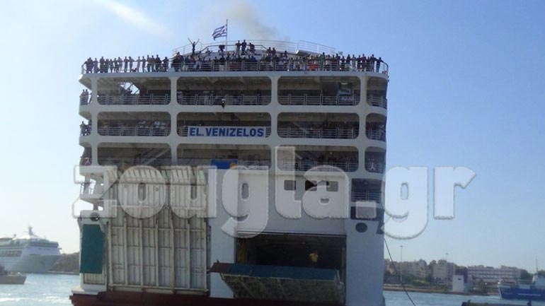 Στον Πειραιά δύο πλοία με πρόσφυγες από Σάμο και Μυτιλήνη