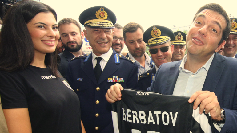 O Tσίπρας με τη φανέλα του Μπερμπάτοφ
