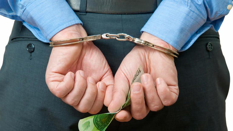 Σύλληψη εφοριακού με προσημειωμένα χαρτονομίσματα