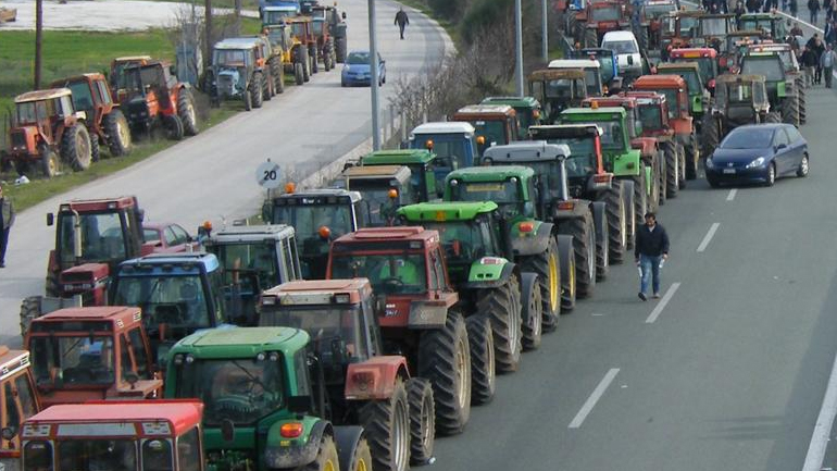 «Ζεσταίνουν» τις μηχανές των τρακτέρ