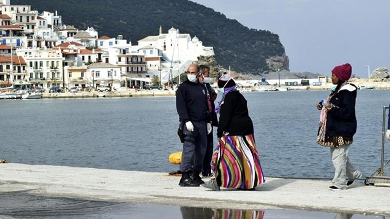 Στον Βόλο μεταφέρονται οι 26 μετανάστες που εντοπίστηκαν σε βραχονησίδα των Σποράδων