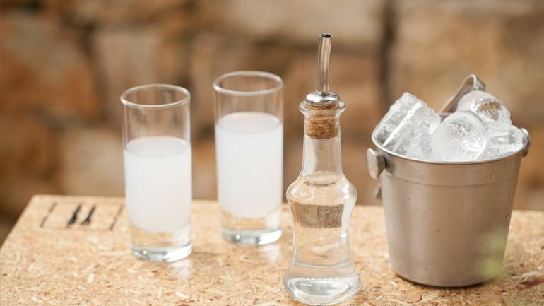 Φόρο στο τσίπουρο και την τσικουδιά ζητεί η Ε.Ε. από την Ελλάδα