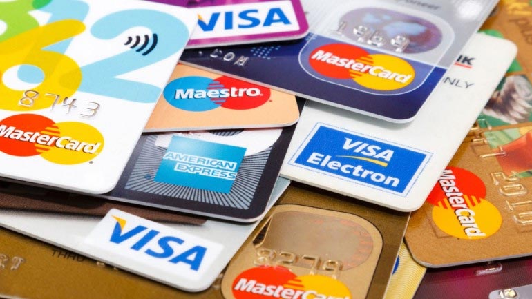 Εκτίναξη 50% στις αγορές με κάρτες λόγω capital control