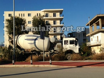 Απίστευτο: Έκρυβαν 30 μετανάστες σε μπετονιέρα Απίστευτο: Έκρυβαν 30 μετανάστες σε μπετονιέρα