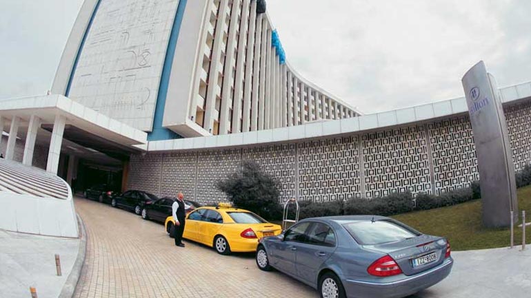 Eπέστρεψαν τα τεχνικά κλιμάκια στην Αθήνα