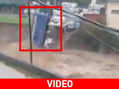 Ιταλία: Φορτηγό παρασύρθηκε από ορμητικό χείμαρρο