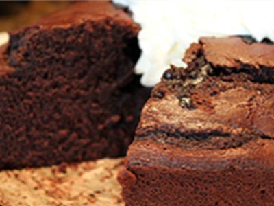 Κέικ σοκολάτας μπίτερ αρωματισμένο με τσίπουρο