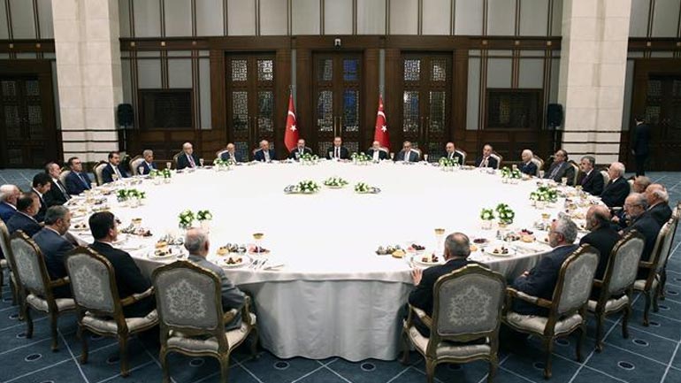 O Ερντογάν προκαλεί με το στρογγυλό τραπέζι του παλατιού