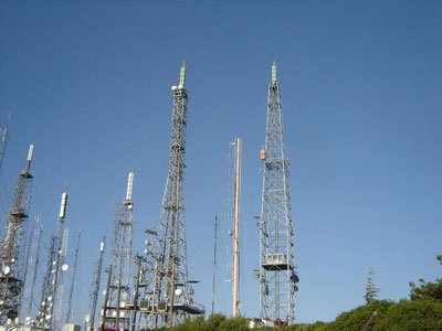 ΤΩΡΑ: Ξηλώνουν πειρατικές κεραίες στον Υμηττό ΤΩΡΑ: Ξηλώνουν πειρατικές κεραίες στον Υμηττό