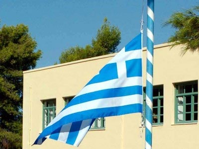 Ανήλικος μπήκε στο σχολείο και αφαίρεσε την ελληνική σημαία