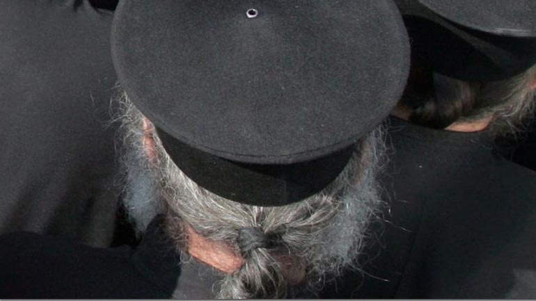 Ζαχάρω: Ιερέας τσίμπησε σε απάτη υπό τον φόβο κουρέματος καταθέσεων