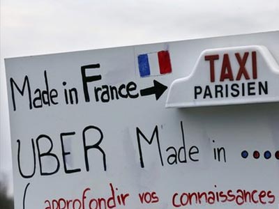 Παρίσι: Ξεσηκώθηκαν οι οδηγοί ταξί εναντίον της εταιρείας Uber