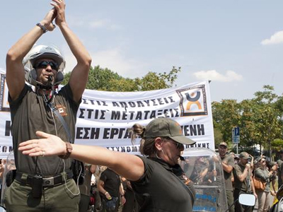 Απολυμένοι δημοτικοί αστυνομικοί και καθαρίστριες στους δρόμους