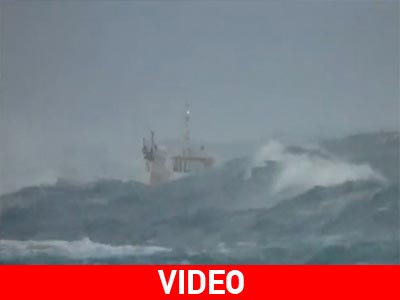 ΒΙΝΤΕΟ που κόβει την ανάσα. Ρυμουλκό «παλεύει» με τα κύματα στα στενά Τήνου-Μυκόνου