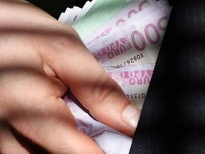 Τραπεζικός έβαζε χέρι σε καταθέσεις πελατών…