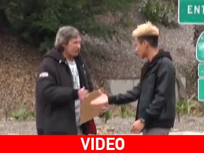 Το πείραμα, τα 100 δολάρια και ο άστεγος που συγκινεί…