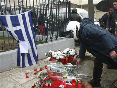 Αναβλήθηκε για το 2015 η δίκη για τη δολοφονία των δύο αστυνομικών στου Ρέντη