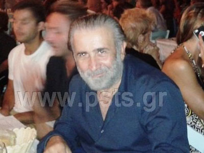 Βραδινή βόλτα στην Πάρο για τον Λάκη Λαζόπουλο