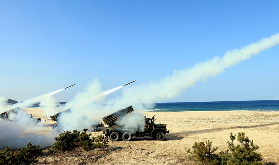 Στρατιωτική άσκηση με δοκιμές πυραύλων