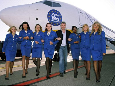 Αναζητεί αεροσυνοδούς σε Αθήνα και Θεσσαλονίκη η Ryanair