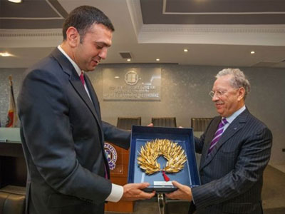 Ο Κικίλιας βράβευσε τον πρόεδρο της Τράπεζας Πειραιώς