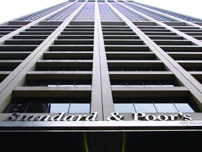 Standard & Poor’s: Σε «καθεστώς αρνητικής παρακολούθησης» η Ελλάδα