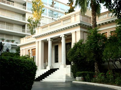 Μαξίμου: Ίσως να μην είναι καλά πληροφορημένος ο Γλέζος