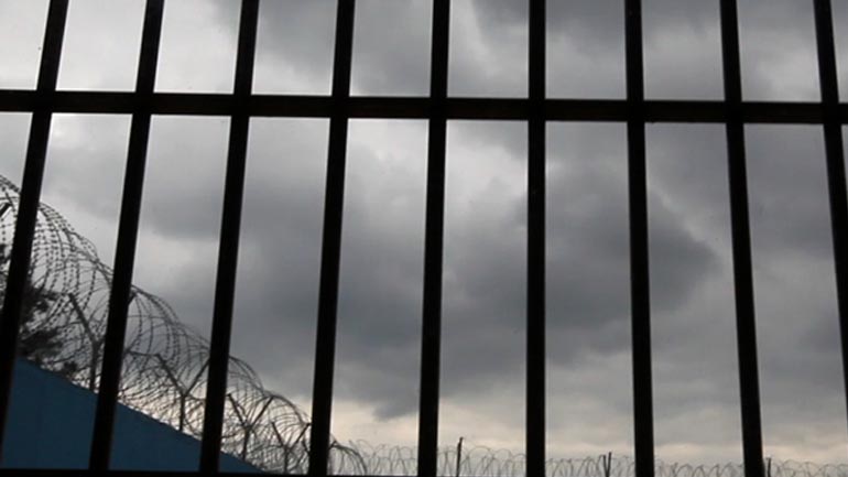 Τροπολογία για κατ’ οίκον περιορισμό συγκατηγορουμένων συζύγων, συγγενών