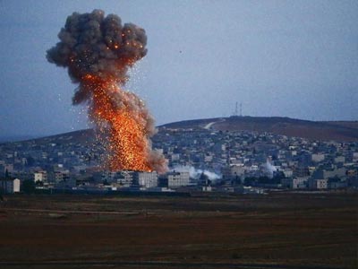 Μπαράζ αεροπορικών επιθέσεων κατά θέσεων τζιχαντιστών στο Ιράκ και στη Συρία