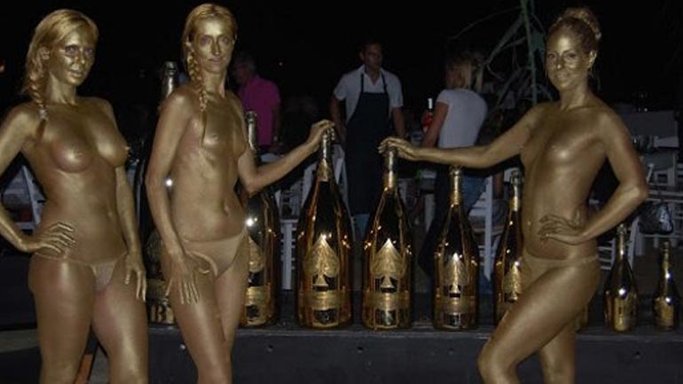 To «Nammos» της Μυκόνου πλήρωσε τα χρέη του με τη ρύθμιση Βαλαβάνη…