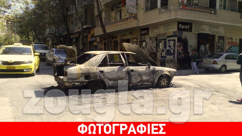 Καμένο αυτοκίνητο παρατημένο στη μέση του δρόμου