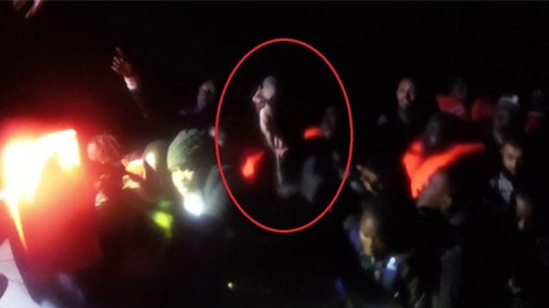 Στην Αθήνα μεταφέρθηκε η μετανάστρια από το Καμερούν που γέννησε μέσα στη λέμβο