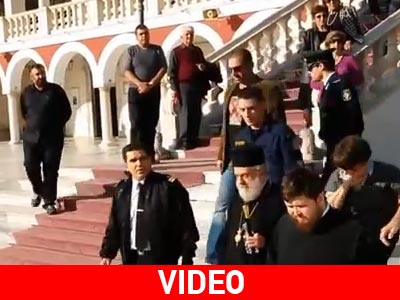 Μπουκάλια και αποδοκιμασίες κατά του Μητροπολίτη Δωρόθεου