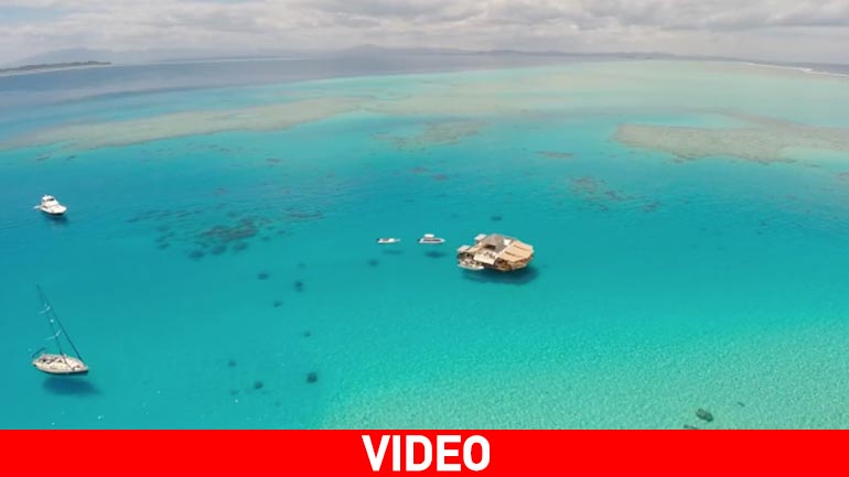 Ένα εντυπωσιακό πλωτό μπαρ στη μέση του… πουθενά! Ένα εντυπωσιακό πλωτό μπαρ στη μέση του… πουθενά!